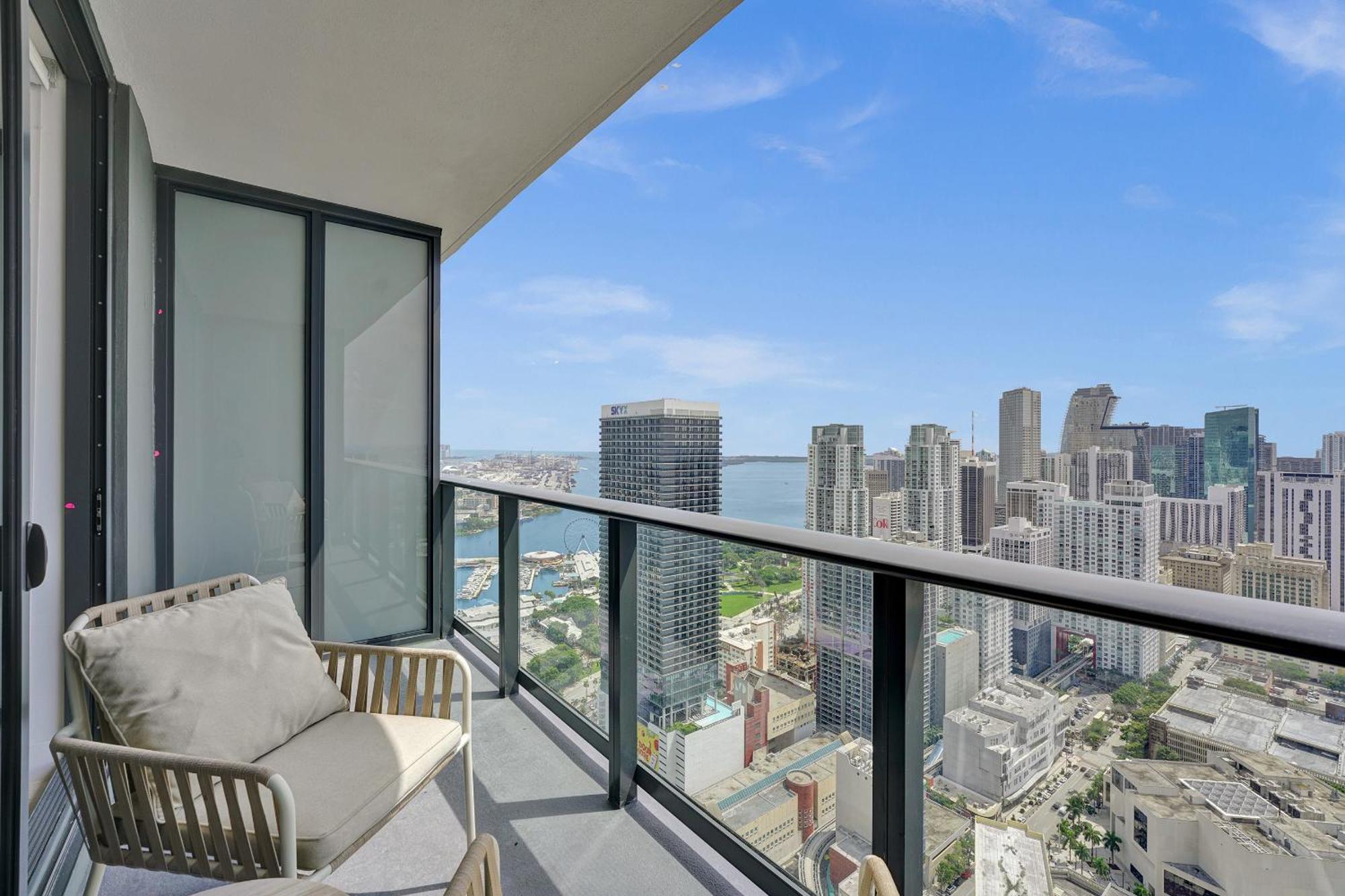 Apartment On 47th Floor! Free Parking & Views From The *