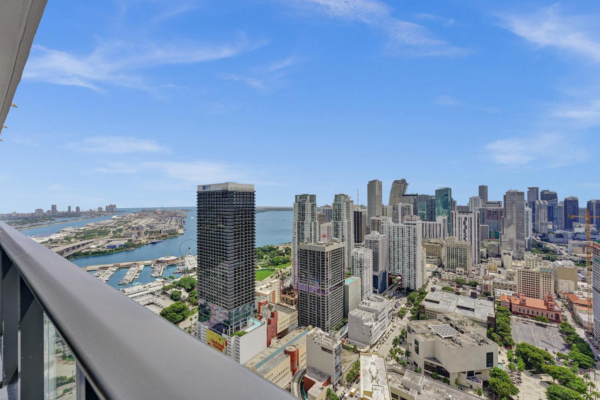 On 47th Floor! Free Parking & Views From The *