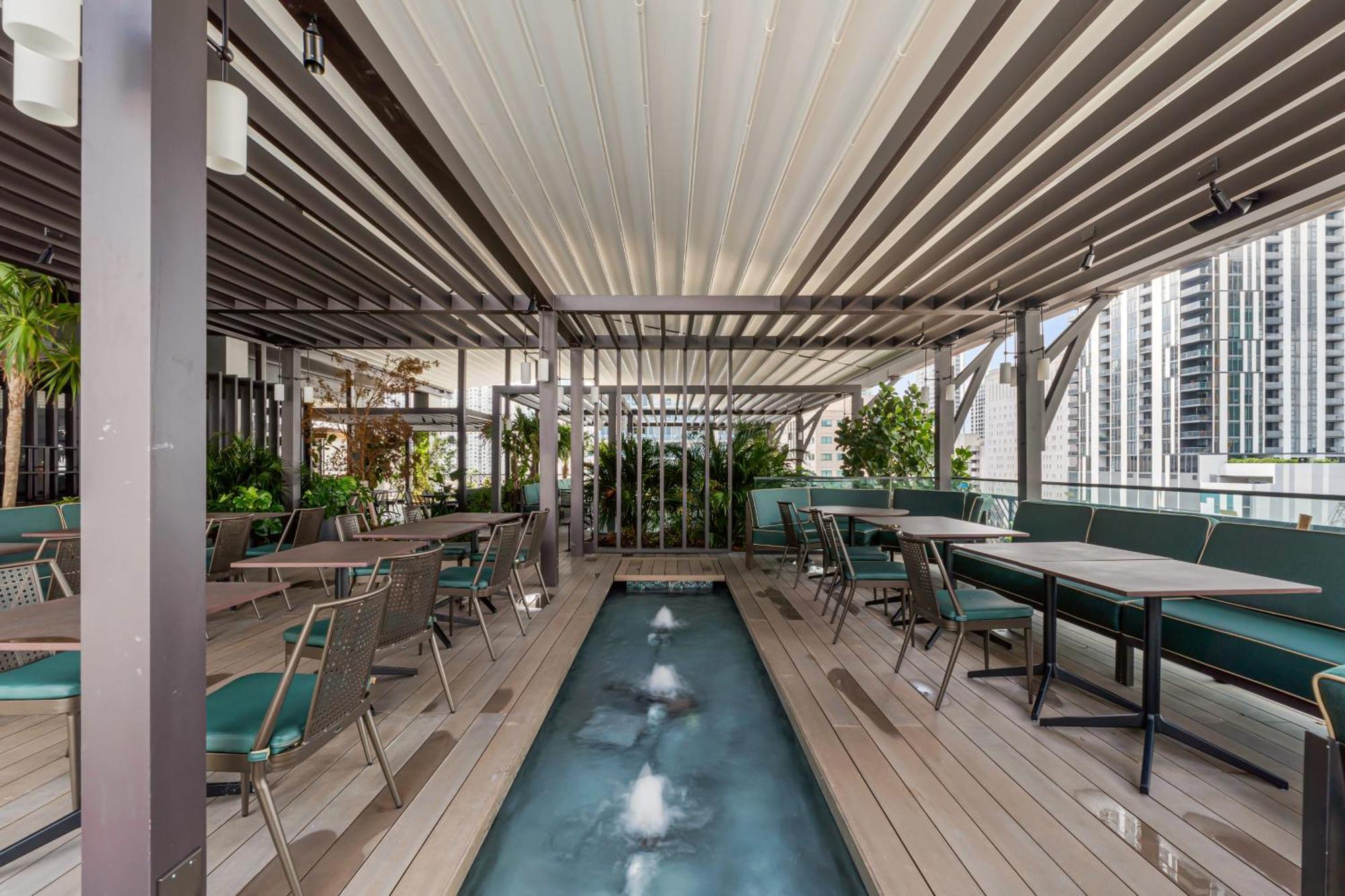 Apartment On 47th Floor! Free Parking & Views From The