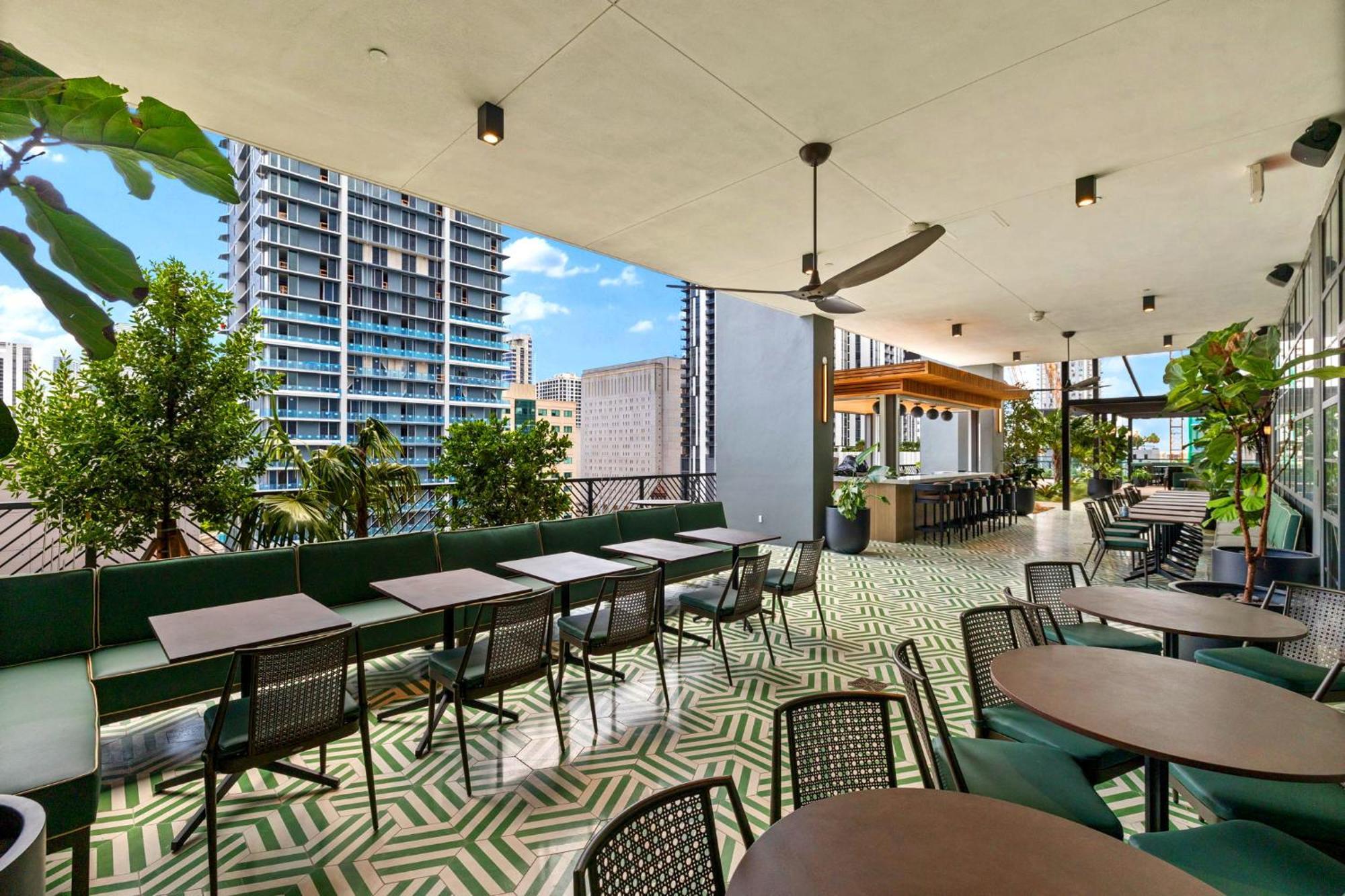 Apartment On 47th Floor! Free Parking & Views From The