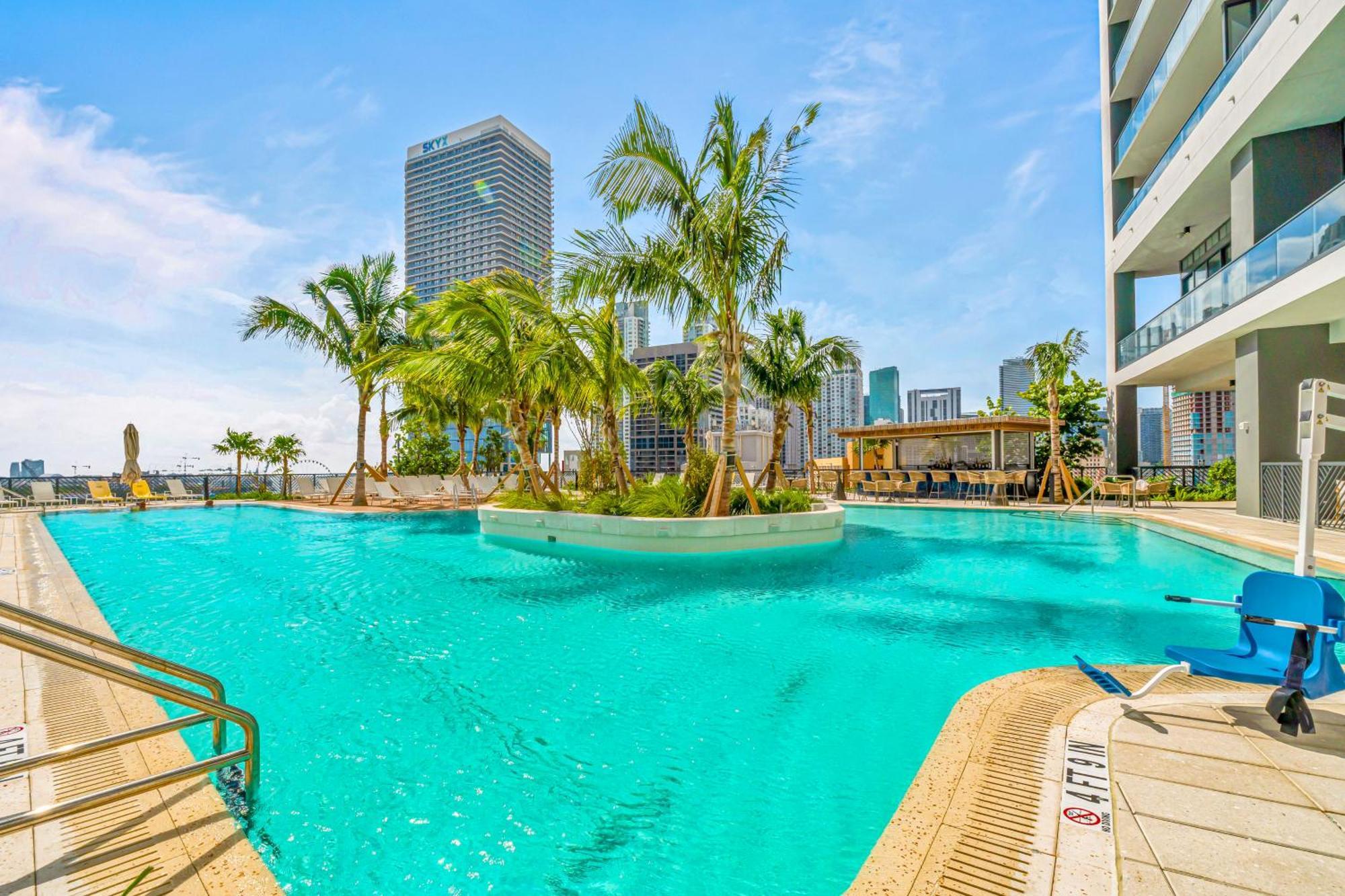 On 47th Floor! Free Parking & Views From The Apartment