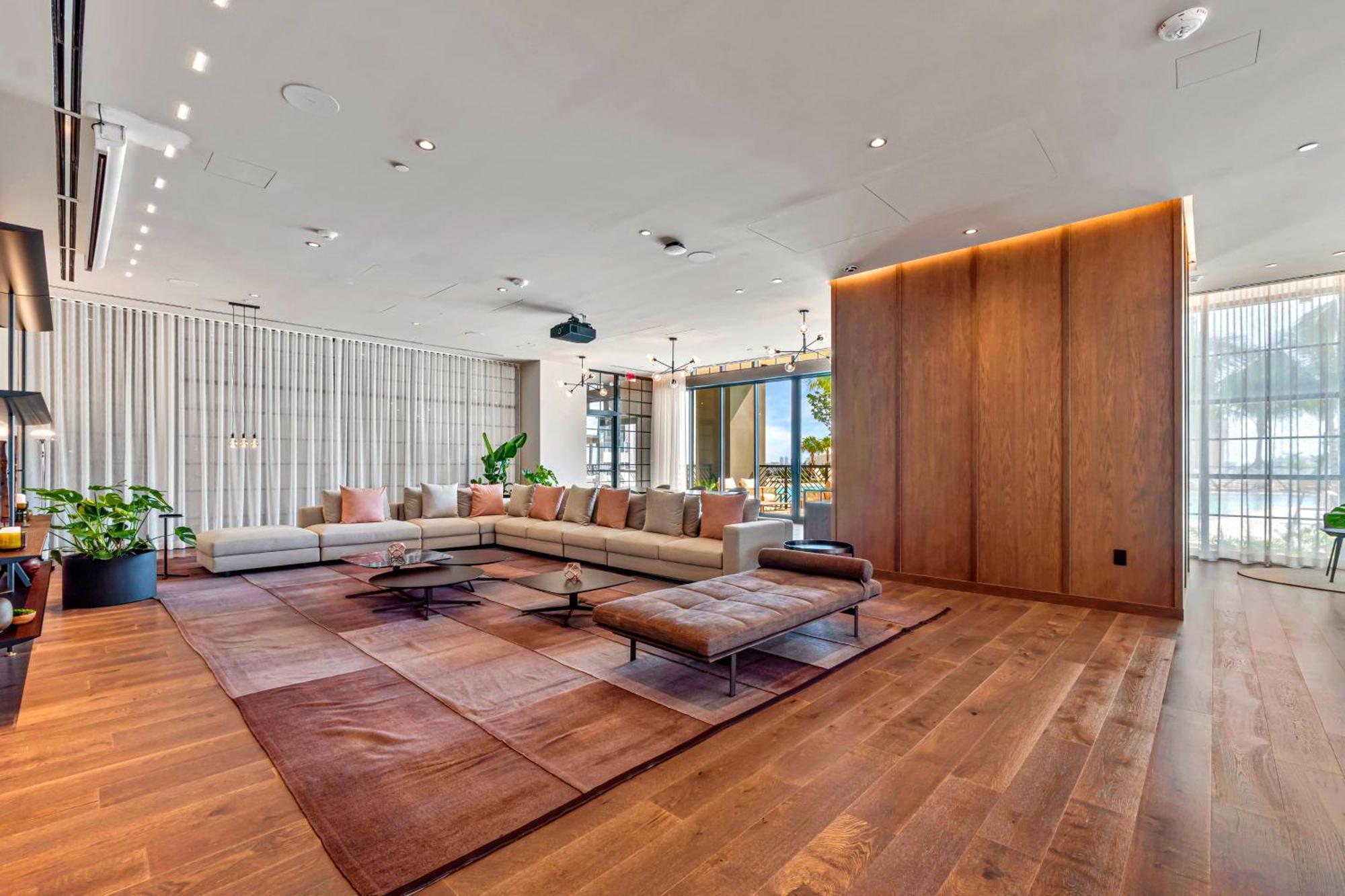 On 47th Floor! Free Parking & Views From The Apartment *