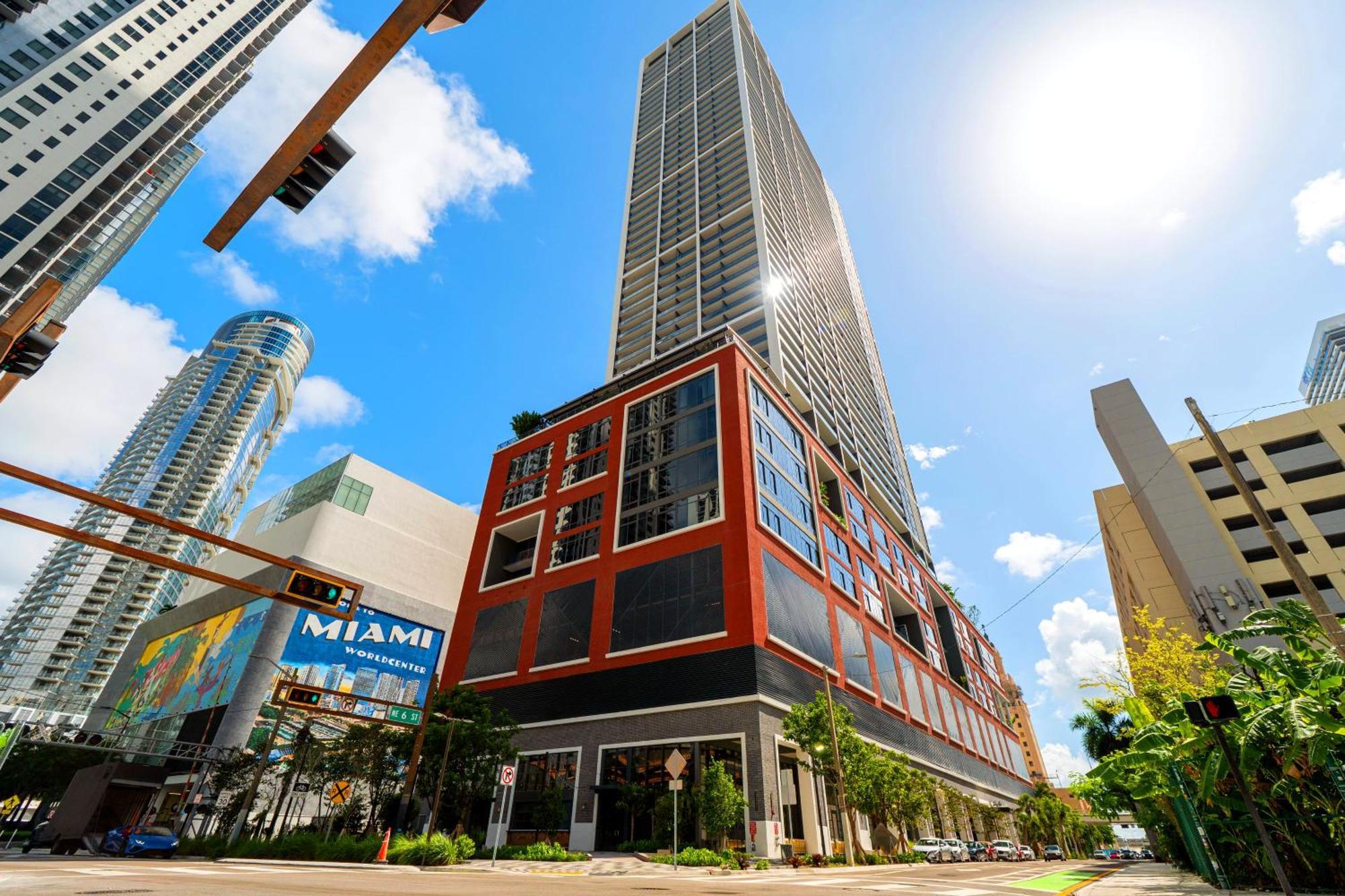 On 47th Floor! Free Parking & Views From The