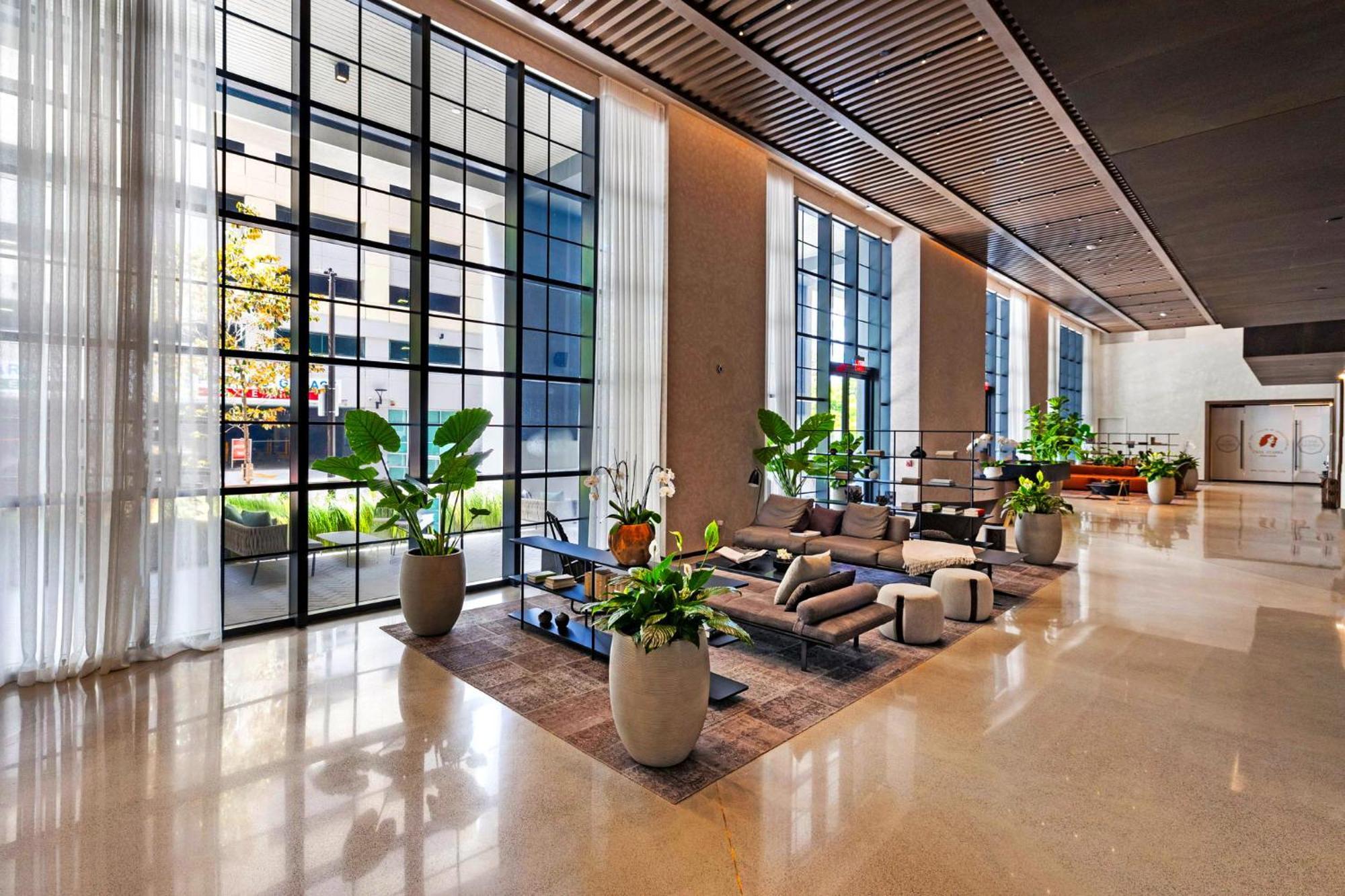 On 47th Floor! Free Parking & Views From The *